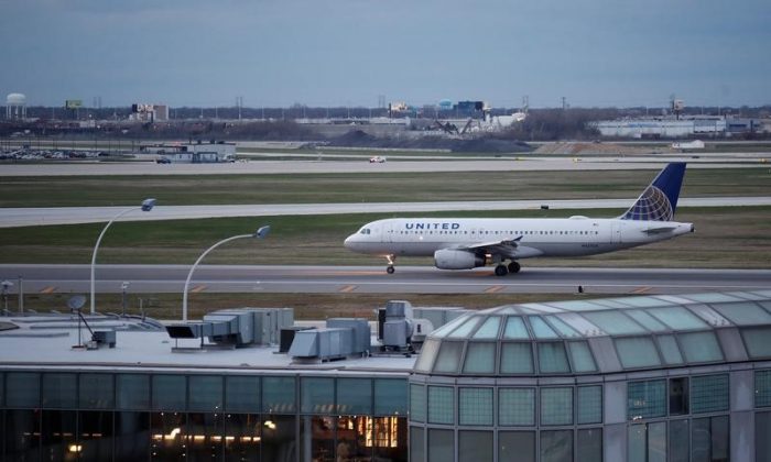 Một phi cơ Airbus A320 của hãng hàng không United Airline đáp xuống Phi trường Quốc tế O’Hare ở Chicago, Illinois, vào ngày 11/04/2017. (Ảnh: Reuters/Kamil Krzaczynski)