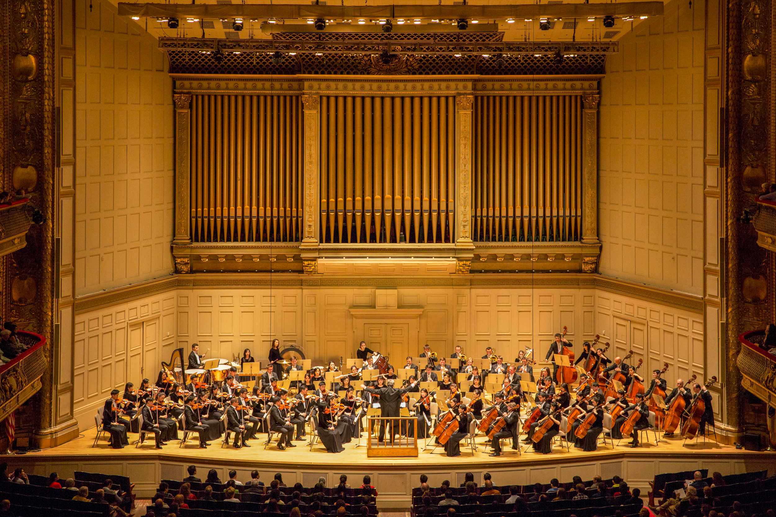 Âm nhạc cổ điển có thể cải thiện chức năng não và giảm căng thẳng. Âm nhạc cũng có thể gợi lên cảm giác thiêng liêng, truyền cảm hứng về sự biết ơn và lòng tôn kính. Dàn nhạc Giao hưởng Shen Yun biểu diễn tại Nhà hát Giao hưởng Boston vào ngày 13/10/2018. (Ảnh: NTD Television)