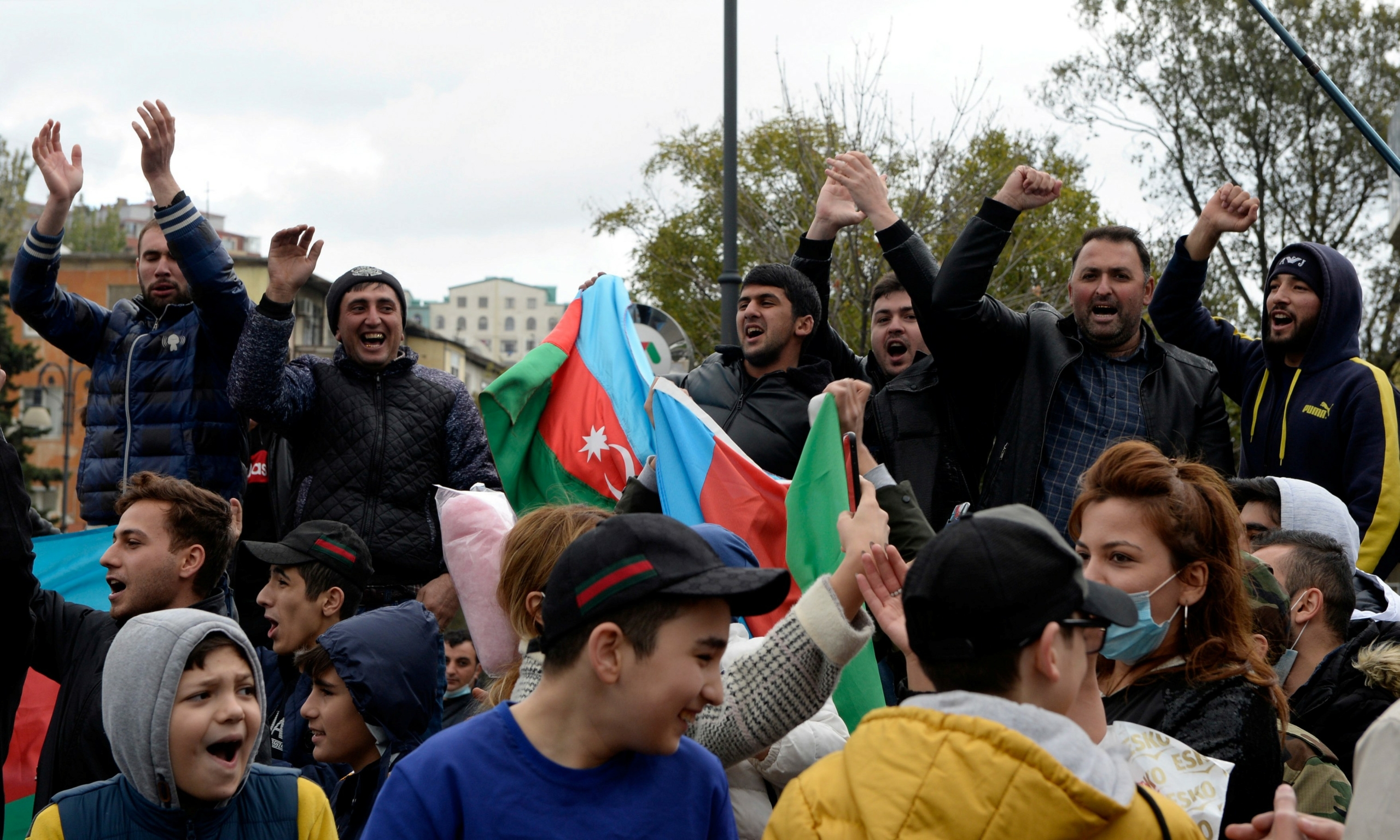 Người dân ăn mừng trên đường phố sau khi Tổng thống Azerbaijan Ilham Aliyev cho biết quân đội nước này đã chiếm được Shusha, vùng đất mà người Armenia gọi là Shushi, trong cuộc giao tranh ở khu vực ly khai Nagorno-Karabakh, ở Baku, Azerbaijan, vào ngày 08/11/2020. (Ảnh: Stringer/Reuters)