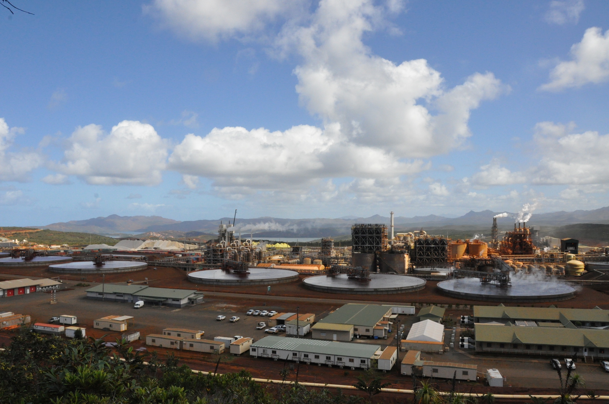 Toàn cảnh hoạt động của công ty Prony Resources chuyên sản xuất nickel và cobalt, phía đông thủ đô Nouméa, New Caledonia, năm 2020. (Ảnh: Radikal Pictures 2020/Ảnh tư liệu phát qua Reuters)