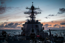 Khu trục hạm mang hỏa tiễn dẫn đường USS Dewey (DDG 105) đi qua Thái Bình Dương khi tham gia Cuộc tập trận Vành đai Thái Bình Dương (RIMPAC) vào ngày 10/07/2018. (Ảnh: Ảnh của Hải quân Hoa Kỳ do Chuyên viên Truyền thông Đại chúng Hạng 2 Devin M. Langer chụp/Hải quân Hoa Kỳ/Tư liệu báo chí qua Reuters)