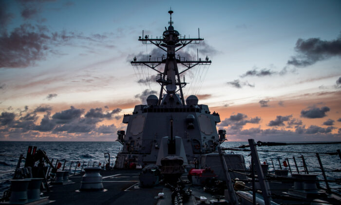 Khu trục hạm mang hỏa tiễn dẫn đường USS Dewey (DDG 105) đi qua Thái Bình Dương khi tham gia Cuộc tập trận Vành đai Thái Bình Dương (RIMPAC) vào ngày 10/07/2018. (Ảnh: Ảnh của Hải quân Hoa Kỳ do Chuyên viên Truyền thông Đại chúng Hạng 2 Devin M. Langer chụp/Hải quân Hoa Kỳ/Tư liệu báo chí qua Reuters)