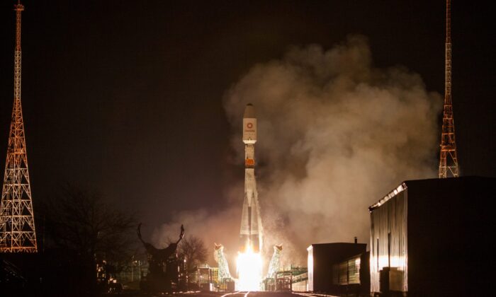 Hỏa tiễn Soyuz mang theo loạt 34 vệ tinh OneWeb phóng lên từ bệ phóng ở Phi trường Vũ trụ Baikonur, Kazakhstan vào ngày 07/02/2020. (Ảnh: Cơ quan Vũ trụ Liên bang Nga ROSCOSMOS/Phát tay qua Reuters)