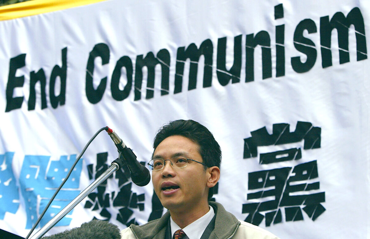 Ông Trần Dụng Lâm (Chen Yonglin), một cựu viên chức ngoại giao Trung Quốc đào thoát sang Úc, nói trước đám đông trong một cuộc biểu tình ở Sydney, Úc, vào ngày 26/06/2005. (Ảnh: Mark Kolbe/Getty Images)