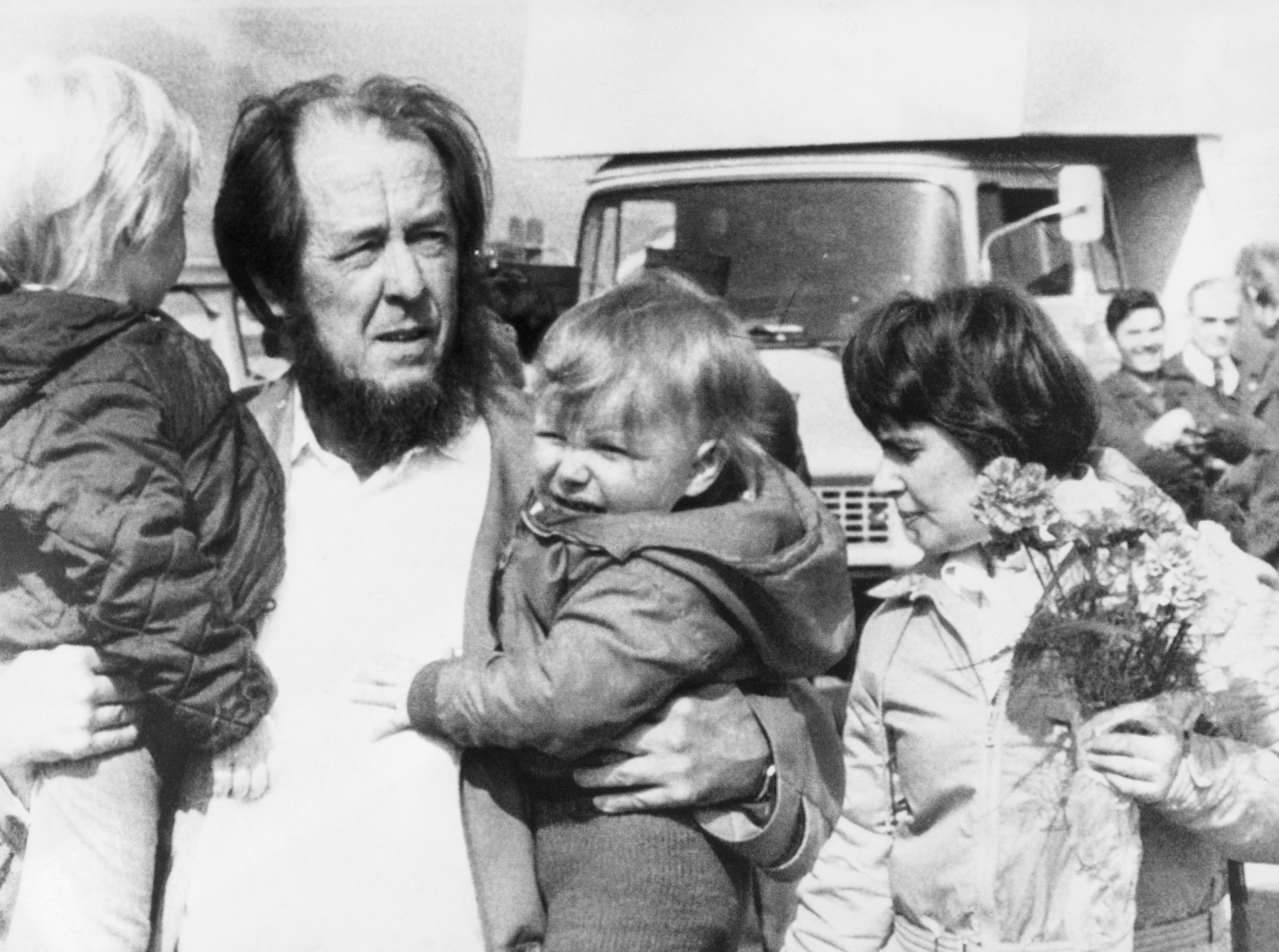 Ông Aleksandr Solzhenitsyn cùng gia đình tại phi trường Zurich vào tháng 03/1974. Ông Solzhenitsyn là nạn nhân của những vi phạm nhân quyền nghiêm trọng dưới bàn tay của những người Xô Viết ủng hộ các triết lý độc hại của Marx. (Ảnh: Tư liệu công cộng)