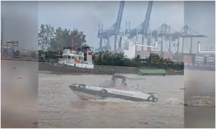 Tàu biển Singapore va chạm sà lan, 9 thùng container rơi xuống sông Đồng Nai