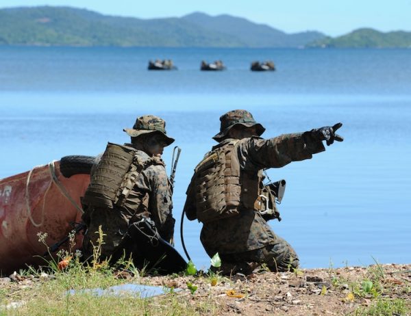 Các binh sỹ Hoa Kỳ trong một cuộc tấn công chung ở bãi biển trên bờ Vịnh Ulugan, đảo Palawan vào ngày 25/04/2012. Binh lính Hoa Kỳ và Philippines đã đổ bộ vào hòn đảo thuộc Biển Đông này trong một cuộc tập trận không lâu trước khi một cuộc đối đầu trên biển ngoài đời thực giữa Manila và Bắc Kinh diễn ra. (Ảnh: Ted Aljibe/AFP/Getty Images)