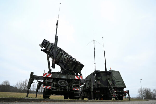 Hệ thống phi đạn phòng không di động Patriot đất đối không trước khi được vận chuyển từ Gnoien, Đức, đến Ba Lan, vào ngày 23/01/2023. (Ảnh: Annegret Hilse/Reuters)