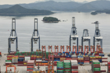 Các container hàng hóa được xếp chồng lên nhau tại cảng Diêm Điền ở Thâm Quyến, tỉnh Quảng Đông phía nam Trung Quốc hôm 22/06/2021. (Ảnh: STR/AFP qua Getty Images)