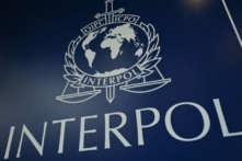 Logo của Interpol trong Đại hội đồng Interpol lần thứ 89 ở Istanbul vào ngày 23/11/2021. (Ảnh: Ozan Kose/AFP qua Getty Images)