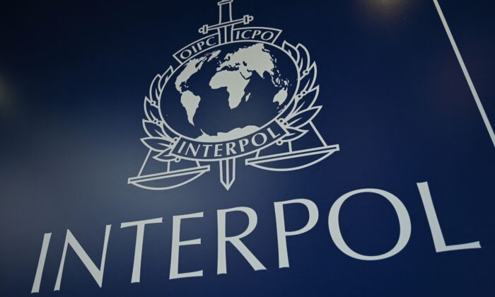 Logo của Interpol trong Đại hội đồng Interpol lần thứ 89 ở Istanbul vào ngày 23/11/2021. (Ảnh: Ozan Kose/AFP qua Getty Images)