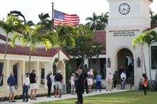 Các cử tri đang xếp hàng chờ bỏ phiếu trong ngày bầu cử ở Palm Beach, tiểu bang Florida, Hoa Kỳ. (Ảnh: Joe Raedle/Getty Images)