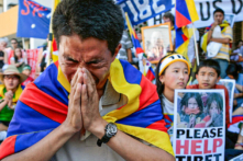 Những người biểu tình ủng hộ Tây Tạng cầu nguyện cho nhân quyền ở Tây Tạng trong cuộc biểu tình bên ngoài lãnh sự quán Trung Quốc ở Sydney, Úc, vào ngày 18/03/2008. (Ảnh: Anoek De Groot/AFP qua Getty Images)