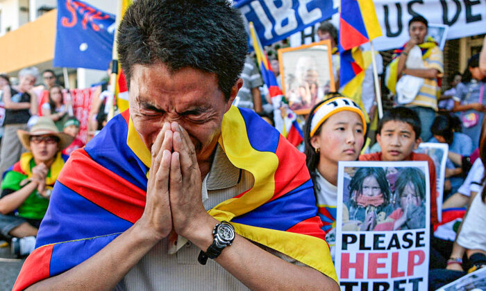 Những người biểu tình ủng hộ Tây Tạng cầu nguyện cho nhân quyền ở Tây Tạng trong cuộc biểu tình bên ngoài lãnh sự quán Trung Quốc ở Sydney, Úc, vào ngày 18/03/2008. (Ảnh: Anoek De Groot/AFP qua Getty Images)