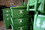 Các thùng rác đựng vật liệu có thể phân hủy, ở San Francisco, vào ngày 21/04/2009. (Ảnh: Justin Sullivan/Getty Images)