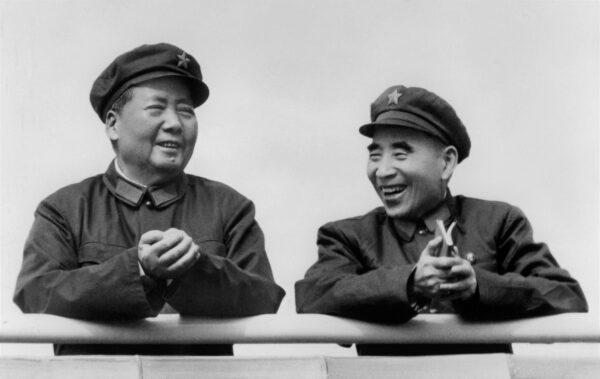 Cố lãnh đạo Trung Quốc Mao Trạch Đông (bên trái) cùng người kế nhiệm chính thức được chỉ định Lâm Bưu, tại Bắc Kinh, ngày 29/07/1971. Gần đây truyền thông nhà nước Trung Quốc đã chỉ trích âm mưu đảo chính quân sự chống lại Mao Trạch Đông của ông Lâm, mặc dù trước khi ông Tập Cận Bình nắm quyền, chính quyền Trung Quốc đã có hành động khôi phục danh tiếng cho ông Lâm. (Ảnh: AFP qua Getty Images)