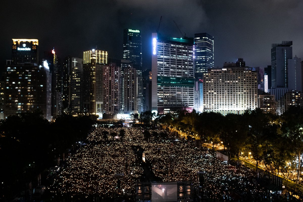 Mọi người tham dự buổi thắp nến tưởng niệm đánh dấu 30 năm vụ thảm sát Thiên An Môn năm 1989 ở Bắc Kinh, tại Công viên Victoria, Hồng Kông, vào ngày 04/06/2019. (Ảnh: Philip Fong/AFP/Getty Images)