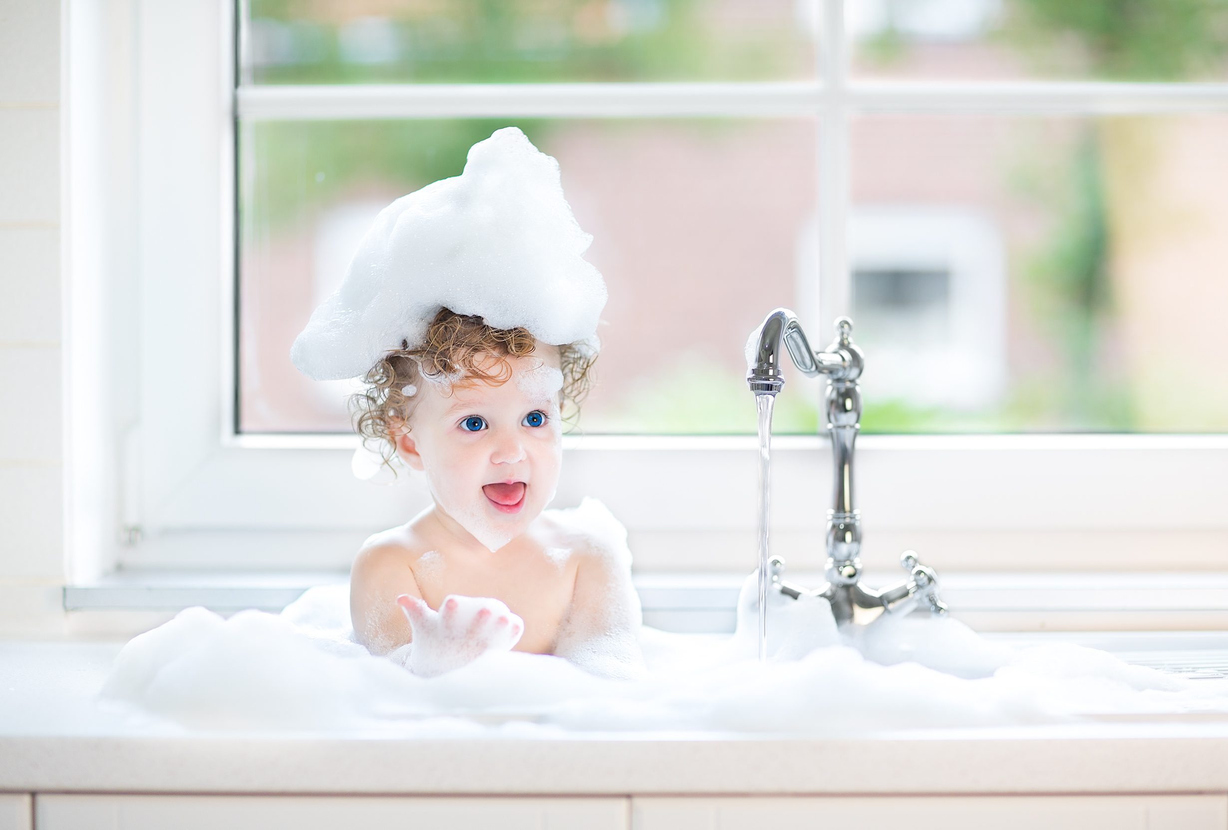 Em bé đáng yêu trong bồn tắm. (Ảnh: Shutterstock)