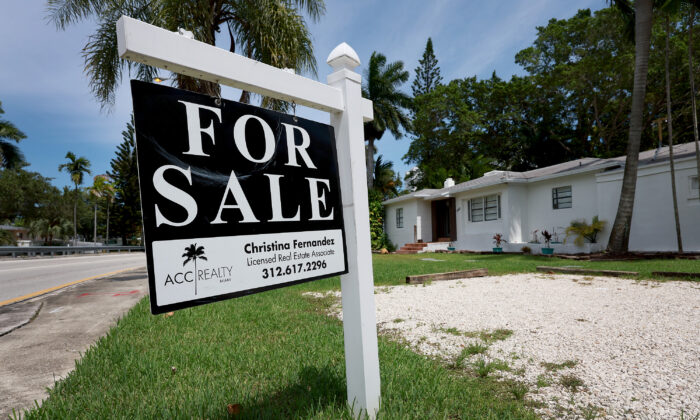 Một tấm biển “rao bán” treo trước một ngôi nhà ở Miami, Florida, hôm 21/06/2022. (Ảnh: Joe Raedle/Getty Images)