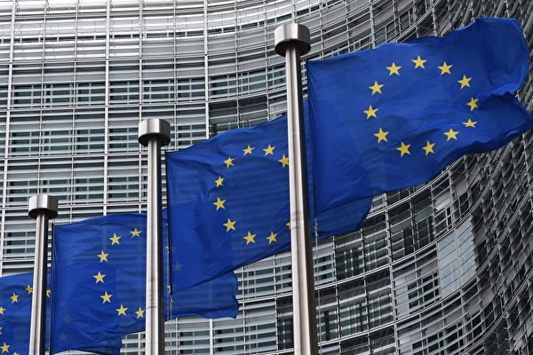Hình ảnh những lá cờ của Liên minh Âu Châu trước tòa nhà chính của Ủy ban Âu Châu tại thành phố Brussels, Bỉ. (Ảnh: Emmanuel Dunand/AFP qua Getty Images)