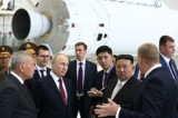 Ảnh chụp ông Vladimir Putin (hàng đầu tiên, thứ hai từ trái sang) và ông Kim Jong-un (hàng đầu tiên, thứ hai từ phải sang) ghé thăm Trung tâm Phóng vệ tinh Vostok của Nga (Vostochny Cosmodrome) vào ngày 13/09/2023. (Ảnh: Vladimir Smirnov/POOL/AFP qua Getty Images)