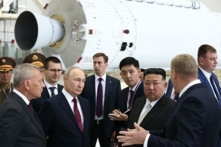 Ảnh chụp ông Vladimir Putin (hàng đầu tiên, thứ hai từ trái sang) và ông Kim Jong-un (hàng đầu tiên, thứ hai từ phải sang) ghé thăm Trung tâm Phóng vệ tinh Vostok của Nga (Vostochny Cosmodrome) vào ngày 13/09/2023. (Ảnh: Vladimir Smirnov/POOL/AFP qua Getty Images)