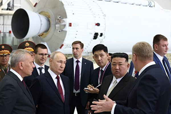 Ảnh chụp ông Vladimir Putin (hàng đầu tiên, thứ hai từ trái sang) và ông Kim Jong-un (hàng đầu tiên, thứ hai từ phải sang) ghé thăm Trung tâm Phóng vệ tinh Vostok của Nga (Vostochny Cosmodrome) vào ngày 13/09/2023. (Ảnh: Vladimir Smirnov/POOL/AFP qua Getty Images)