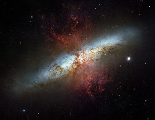 Đây là thiên hà Cigar trong chòm sao Ursa Major. (Ảnh: NASA, ESA)