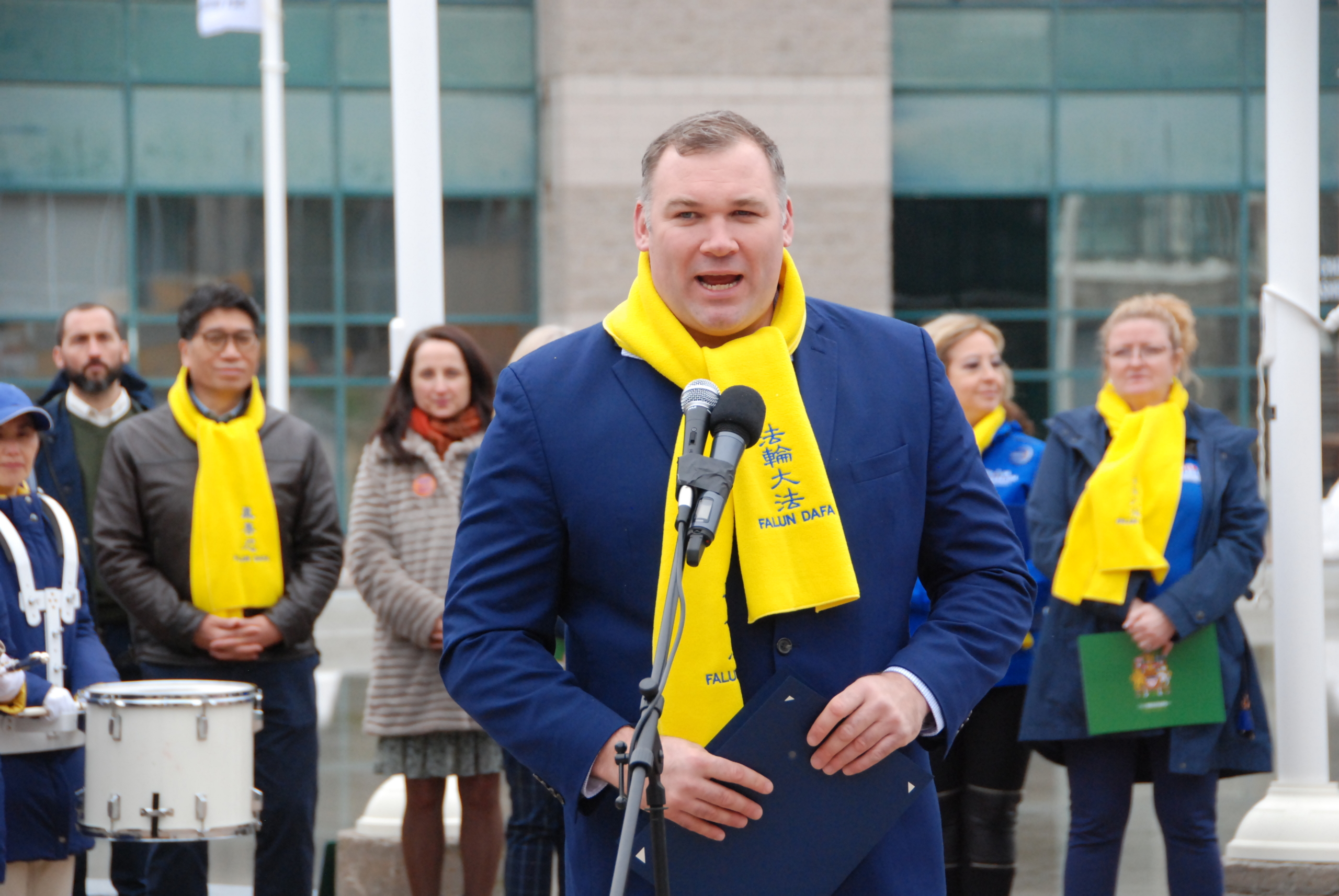 Ông Alex Nuttall, Thị trưởng thành phố Barrie, tỉnh bang Ontario, Canada, tuyên bố ngày 13/05/2024 là Ngày Pháp Luân Đại Pháp của thành phố Barrie, và ông cũng đích thân chủ trì nghi thức thượng cờ. (Ảnh: Y Linh/The Epoch Times )