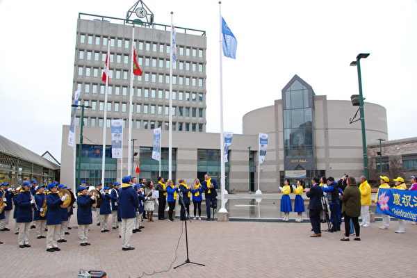 Thành phố Barrie, tỉnh bang Ontario, Canada, đã cử hành nghi thức thượng cờ nhân Ngày Pháp Luân Đại Pháp Thế giới để kỷ niệm 32 năm Đại Pháp được hồng truyền, hôm 29/04/2024. (Ảnh: Y Linh/The Epoch Times)