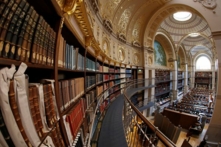 Thư viện Quốc gia Pháp đã loại bỏ bốn cuốn sách có bìa màu xanh lục bảo khỏi kệ vào tháng Tư năm nay, bởi vì chúng có chứa lượng nhỏ asen (thạch tín). Ảnh chụp Thư viện Quốc gia Pháp. (Ảnh: Francois Guillot/AFP)