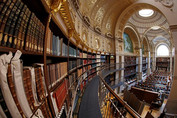 Thư viện Quốc gia Pháp đã loại bỏ bốn cuốn sách có bìa màu xanh lục bảo khỏi kệ vào tháng Tư năm nay, bởi vì chúng có chứa lượng nhỏ asen (thạch tín). Ảnh chụp Thư viện Quốc gia Pháp. (Ảnh: Francois Guillot/AFP)