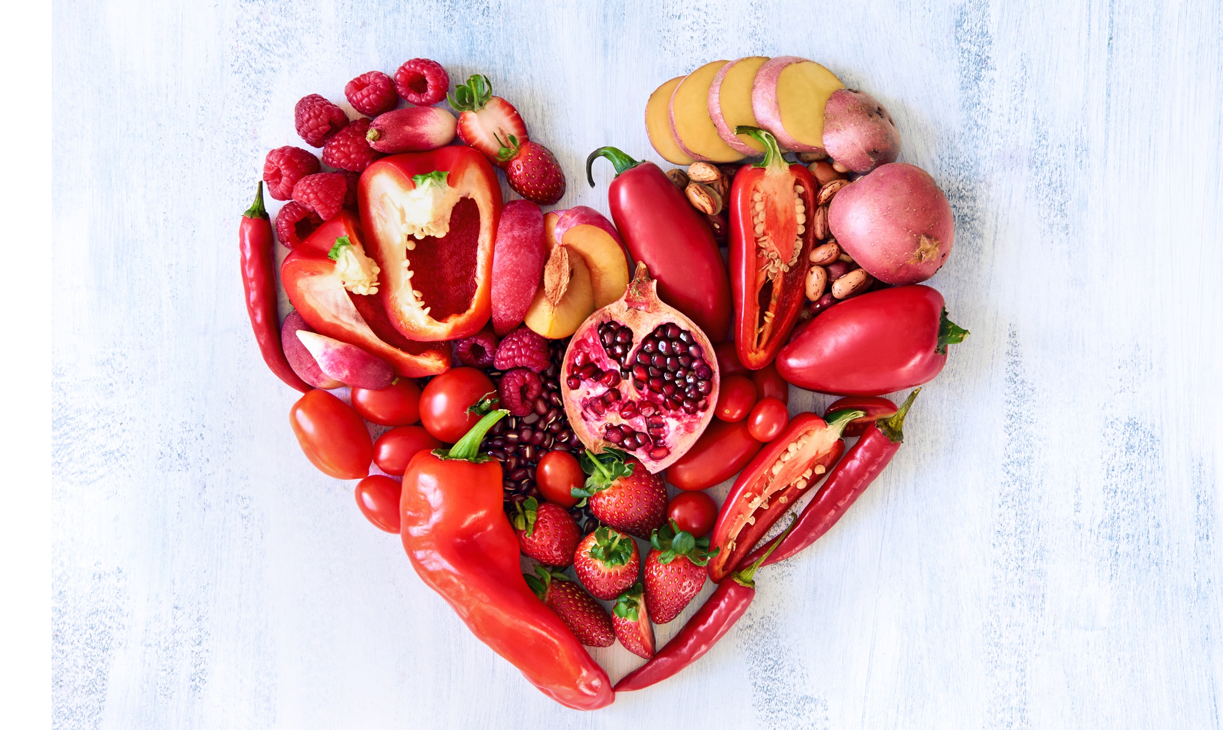 Thực phẩm màu đỏ giúp dưỡng tim, vì vậy nên sử dụng thực phẩm màu đỏ trong chế độ ăn mùa hè. (Ảnh: Shutterstock)