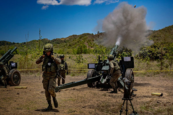 Lực lượng Lục quân của Philippines đang phóng đạn pháo 105mm thật trong cuộc tập trận quân sự chung “Balikatan” giữa Hoa Kỳ và Philippines, hôm 26/04/2024. (Ảnh: Ezra Acayan/Getty Images)