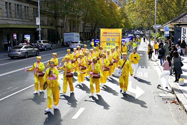 Đội trống lưng đi cuối cùng trong cuộc diễn hành của các học viên Pháp Luân Công tại trung tâm thành phố Sydney, hôm 06/05/2024. (Ảnh: An Bình Nhã/The Epoch Times)