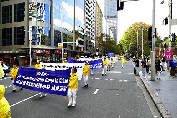 Cuộc diễn hành chào mừng Ngày Pháp Luân Đại Pháp Thế giới lần thứ 25, ở thành phố Sydney, hôm 06/05/2024. (Ảnh: An Bình Nhã/The Epoch Times)