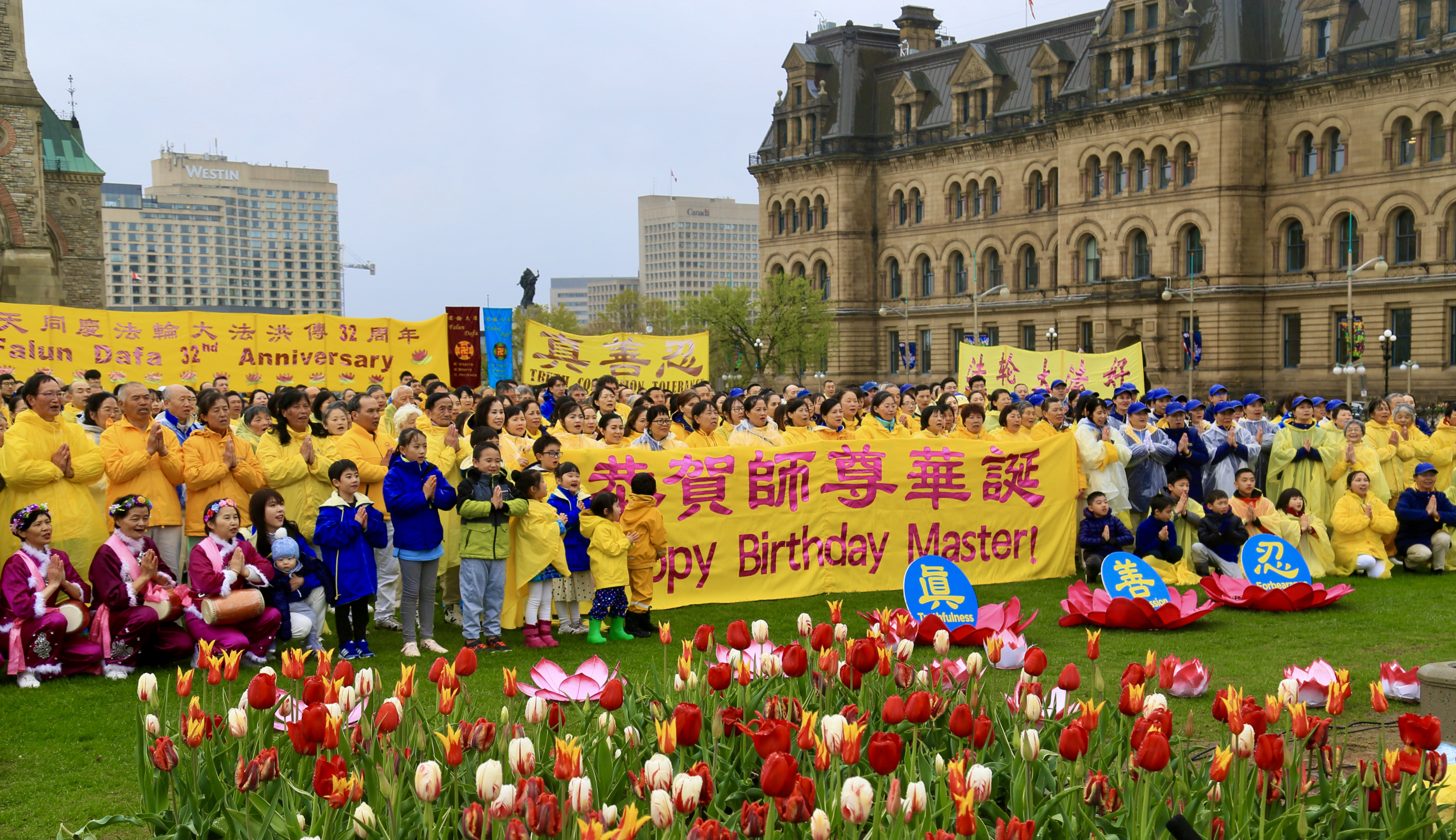 Học viên Pháp Luân Công miền Đông Canada đã tổ chức lễ kỷ niệm 32 năm ngày Pháp Luân Đại Pháp hồng truyền, và chúc mừng sinh nhật của Đại Sư Lý Hồng Chí, nhà sáng lập Pháp Luân Công, tại Đồi Quốc hội, Ottawa, hôm 08/05/2024. (Ảnh: Nhậm Kiều Sinh/The Epoch Times)