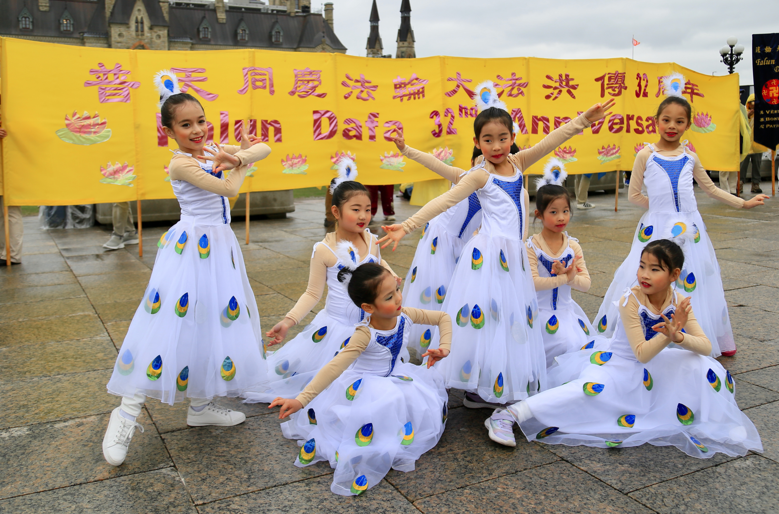 Các học viên Pháp Luân Công nhỏ tuổi biểu diễn vũ đạo kỷ niệm 32 năm Pháp Luân Đại Pháp truyền rộng ra thế giới hôm 08/05/2024.(Ảnh: Nhậm Kiều Sinh/The Epoch Times)