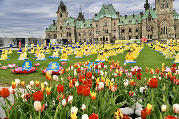 Học viên Pháp Luân Công ở miền Đông Canada tổ chức kỷ niệm 32 năm Pháp Luân Đại Pháp được hồng truyền ra thế giới hôm 08/05/2024.  (Ảnh: Nhậm Kiều Sinh/The Epoch Times)