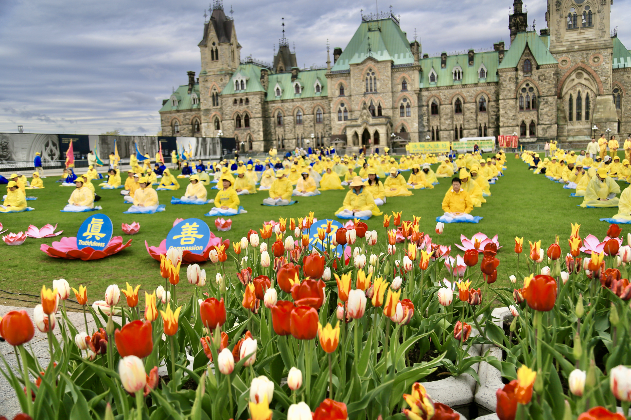 Học viên Pháp Luân Công tại miền đông Canada kỷ niệm 32 năm Pháp Luân Đại Pháp truyền rộng ra thế giới hôm 08/05/2024.(Ảnh: Nhậm Kiều Sinh/The Epoch Times)