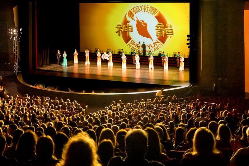 Buổi biểu diễn của Đoàn Nghệ thuật Biểu diễn Shen Yun Quốc Tế tại Nhà hát Positivo ở Curitiba, Brazil tối hôm 08/05/2024, nhận được những tràng pháo tay nồng nhiệt từ khán giả. (Ảnh: Frederico Vidovix/The Epoch Time)