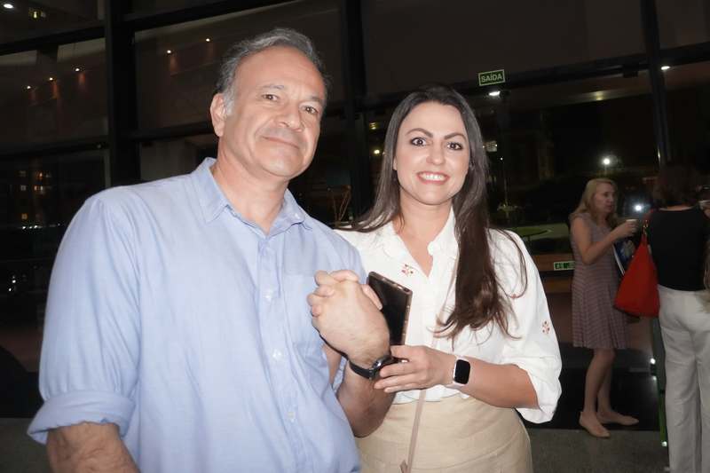 Ông Paulo Pereira và bà Ana Thaís Gomes thưởng lãm buổi diễn thứ hai của Đoàn Nghệ thuật Biểu diễn Shen Yun Quốc Tế tại Nhà hát Positivo ở Curitiba, Brazil tối hôm 08/05/2024. (Ảnh: Mạch Lôi/The Epoch Time)