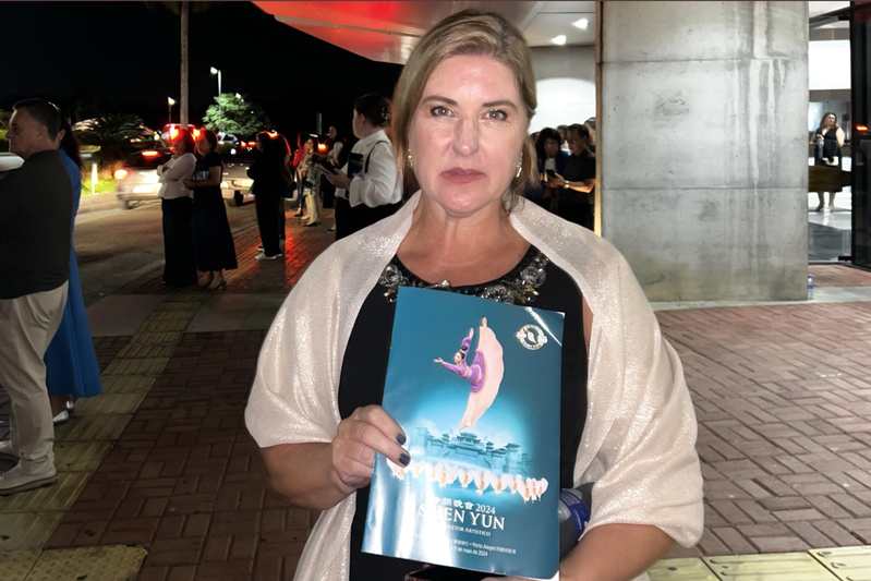 Nhà thiết kế cảnh quan Annah Grubba Formenti thưởng lãm buổi diễn thứ hai của Đoàn Nghệ thuật Biểu diễn Shen Yun Quốc Tế tại Nhà hát Positivo ở Curitiba, Brazil hôm 08/05/2024. (Ảnh: Marcos Schotgues/The Epoch Times)
