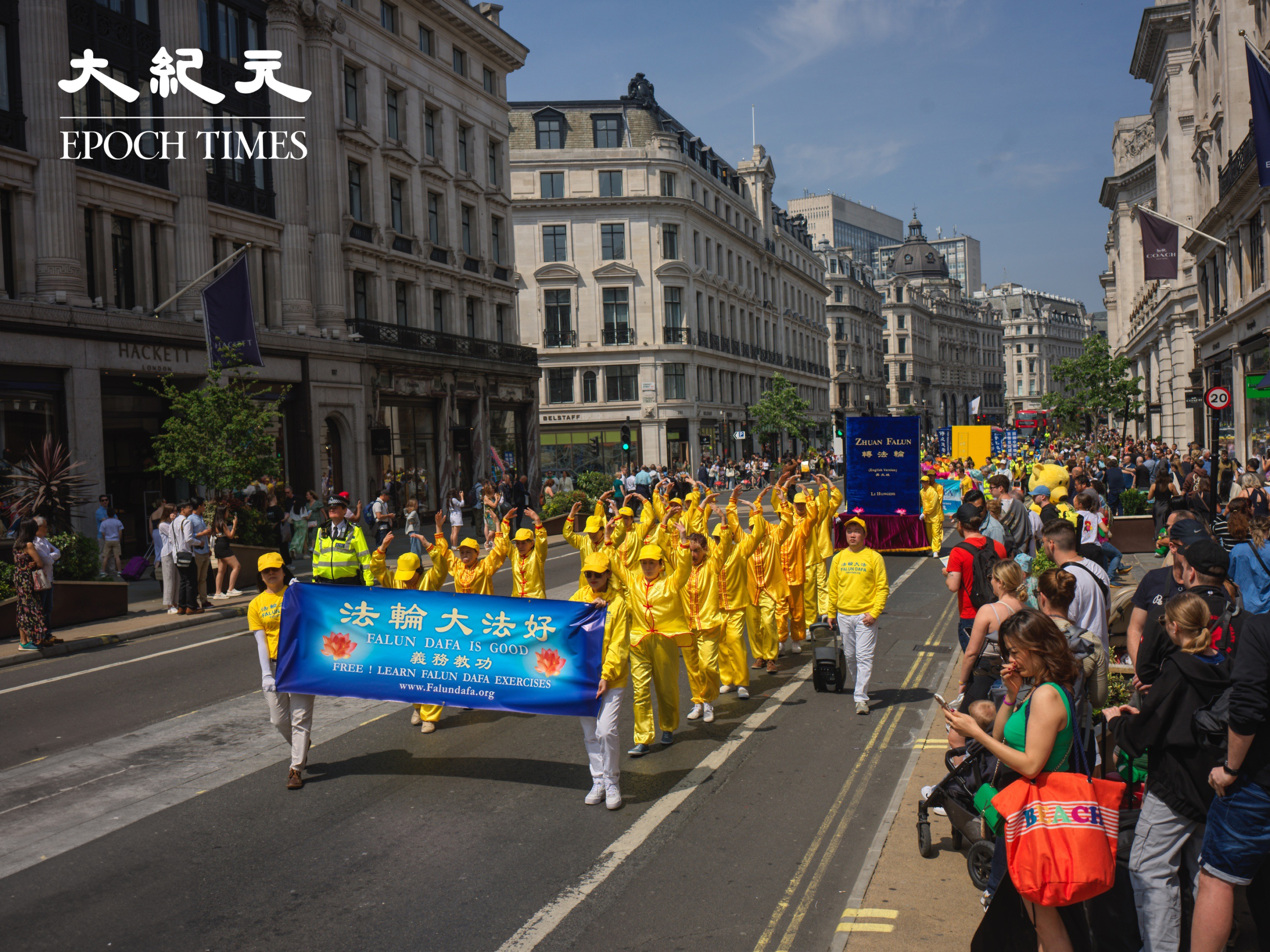 Trong ảnh là đội luyện các bài công pháp Pháp Luân Công đi ngang qua khu phố Regent ở London. (Ảnh: Yến Ninh/The Epoch Times)