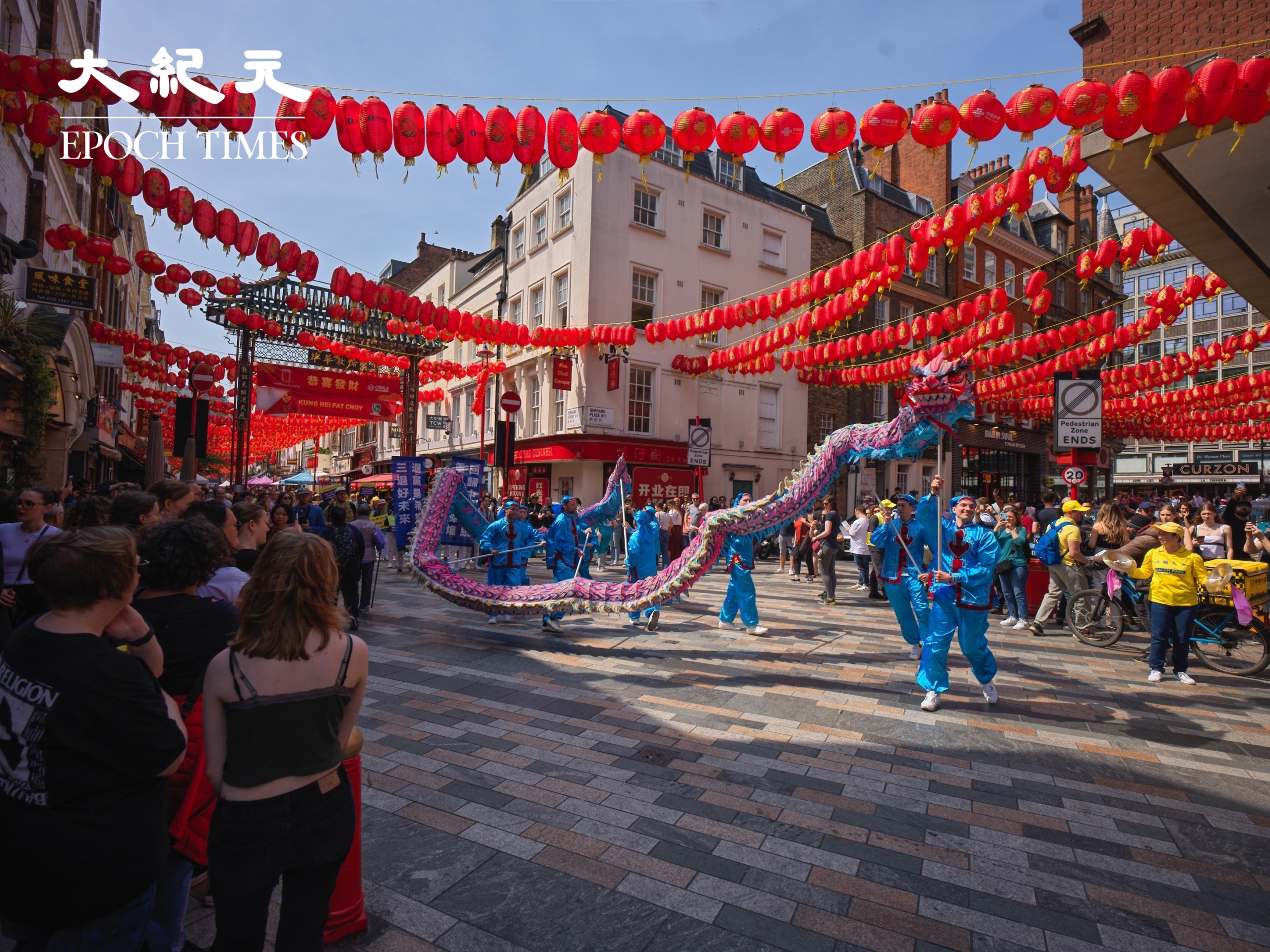 Ảnh chụp đội múa rồng đi qua khu phố Tàu ở London, hôm 11/05/2024. (Ảnh: Yến Ninh/The Epoch Times)