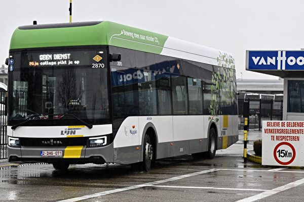Dưới tác động của các sản phẩm giá rẻ sản xuất từ Trung Quốc, hãng sản xuất xe bus lâu đời Van Hool của Bỉ đã tuyên bố phá sản vào tháng 04/2024. Hình ảnh một chiếc xe buýt của De Lijn dừng bên ngoài nhà máy lắp ráp xe buýt Van Hool ở Lier, tại thời điểm diễn ra cuộc họp đặc biệt giữa nhóm công nhân và ban quản lý, hôm 11/03/2024. (Ảnh: Eric Lalmand/Belga Mag/AFP qua Getty Images)