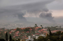 Những người biểu tình đã đụng độ với quân đội và cảnh sát, các tòa nhà và xe hơi bị đốt cháy, khói đen dày đặc bốc lên ở nhiều nơi. Ảnh chụp tại thủ đô Nouméa của New Caledonia, hôm 15/05/2024. (Ảnh: Delphine Mayeur/AFP qua Getty Images)