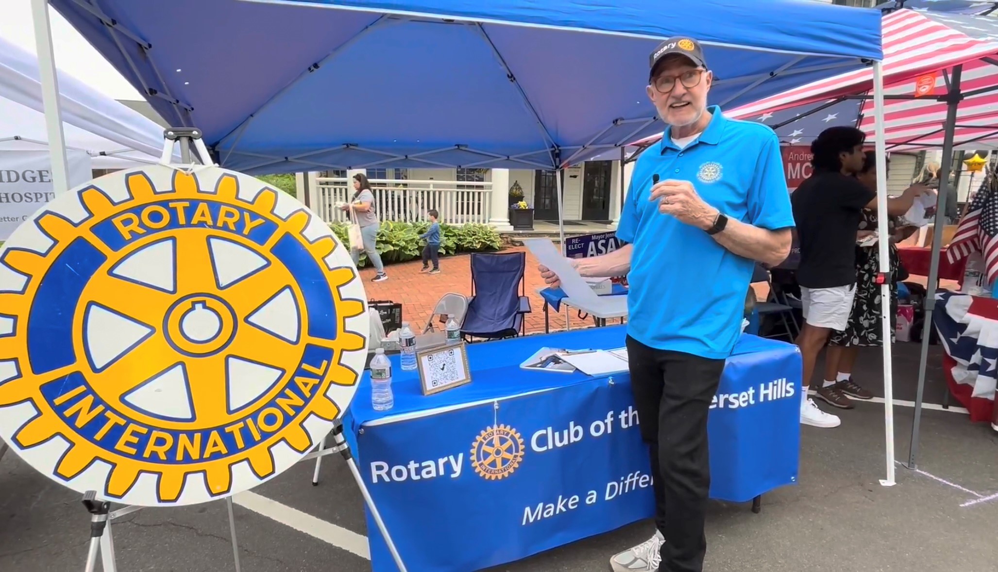 Ông Aris Ruili, Chủ tịch Câu lạc bộ Rotary ở Somerset, giới thiệu tôn chỉ của Rotary với mọi người. (Ảnh: Tịnh Kỳ/The Epoch Times)