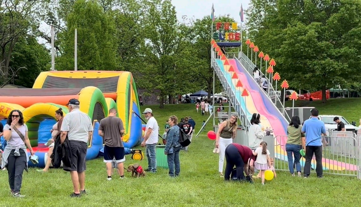 Trong Ngày Hiến chương truyền thống ở thị trấn Bernards, New Jersey, được tổ chức hôm 18/05/2024, các bậc cha mẹ dẫn theo con nhỏ đến chơi hết sức vui vẻ. (Ảnh: Tịnh Kỳ/The Epoch Times)