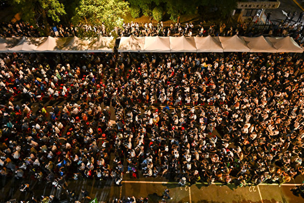 Tại đường Tế Nam bên ngoài Viện Lập pháp Đài Loan vẫn chật kín người biểu tình vào tối hôm 24/05. (Ảnh: Tống Bích Long/The Epoch Times)